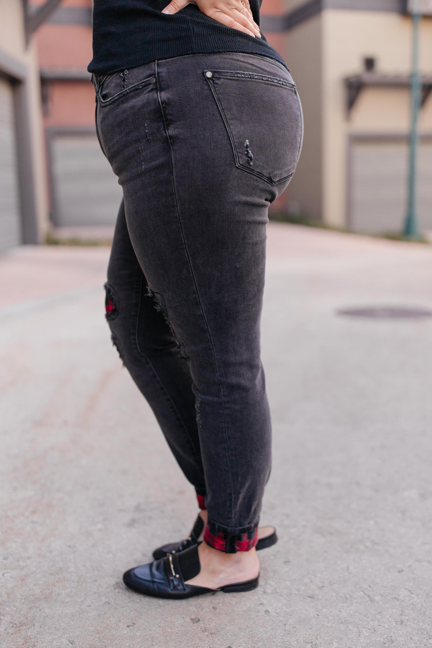 Judy Blue Buffalo Plaid Peek-A-Boo Jeans in Charcoal