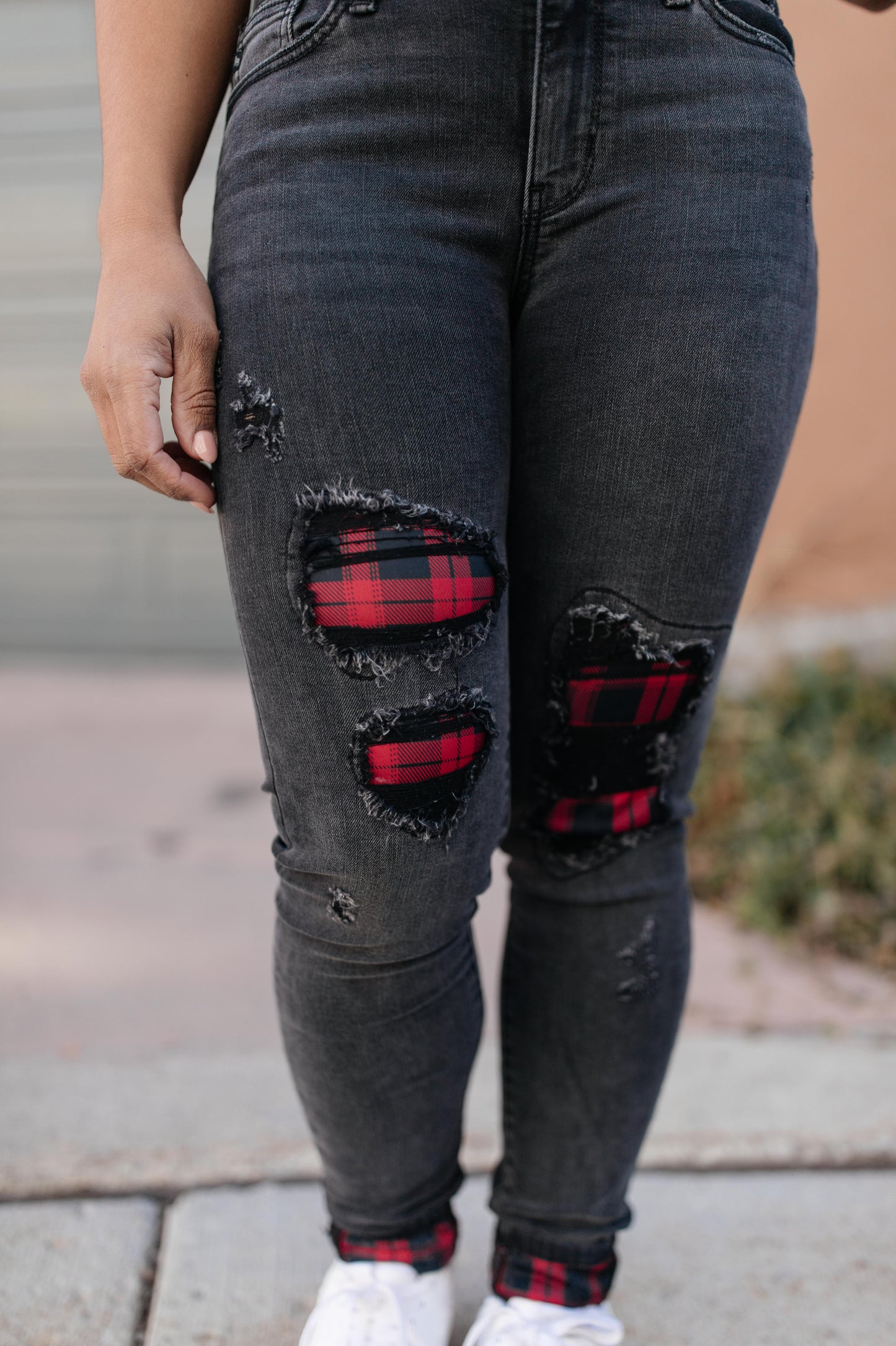 Judy Blue Buffalo Plaid Peek-A-Boo Jeans in Charcoal