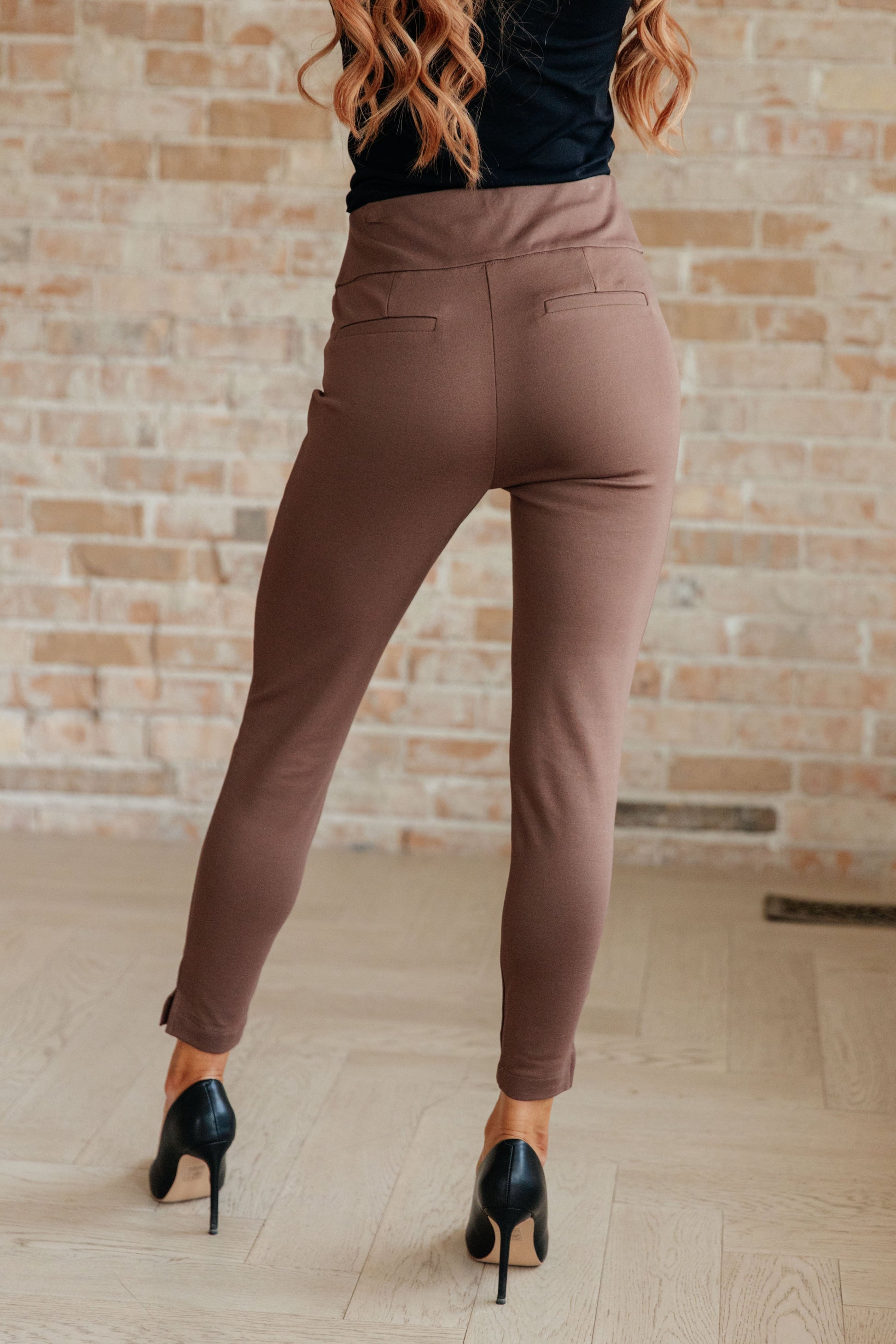 Just Like Magic Ankle Crop Skinny Pants in Mocha
