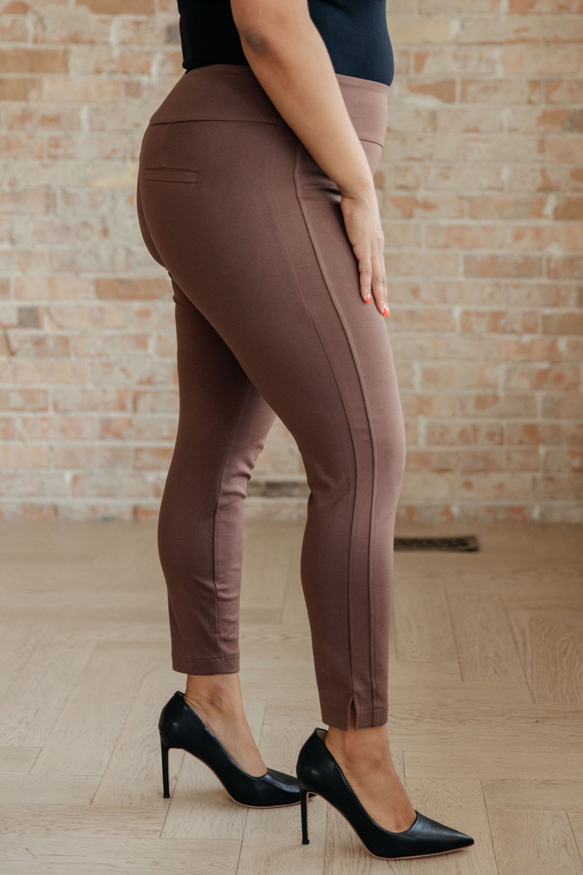 Just Like Magic Ankle Crop Skinny Pants in Mocha