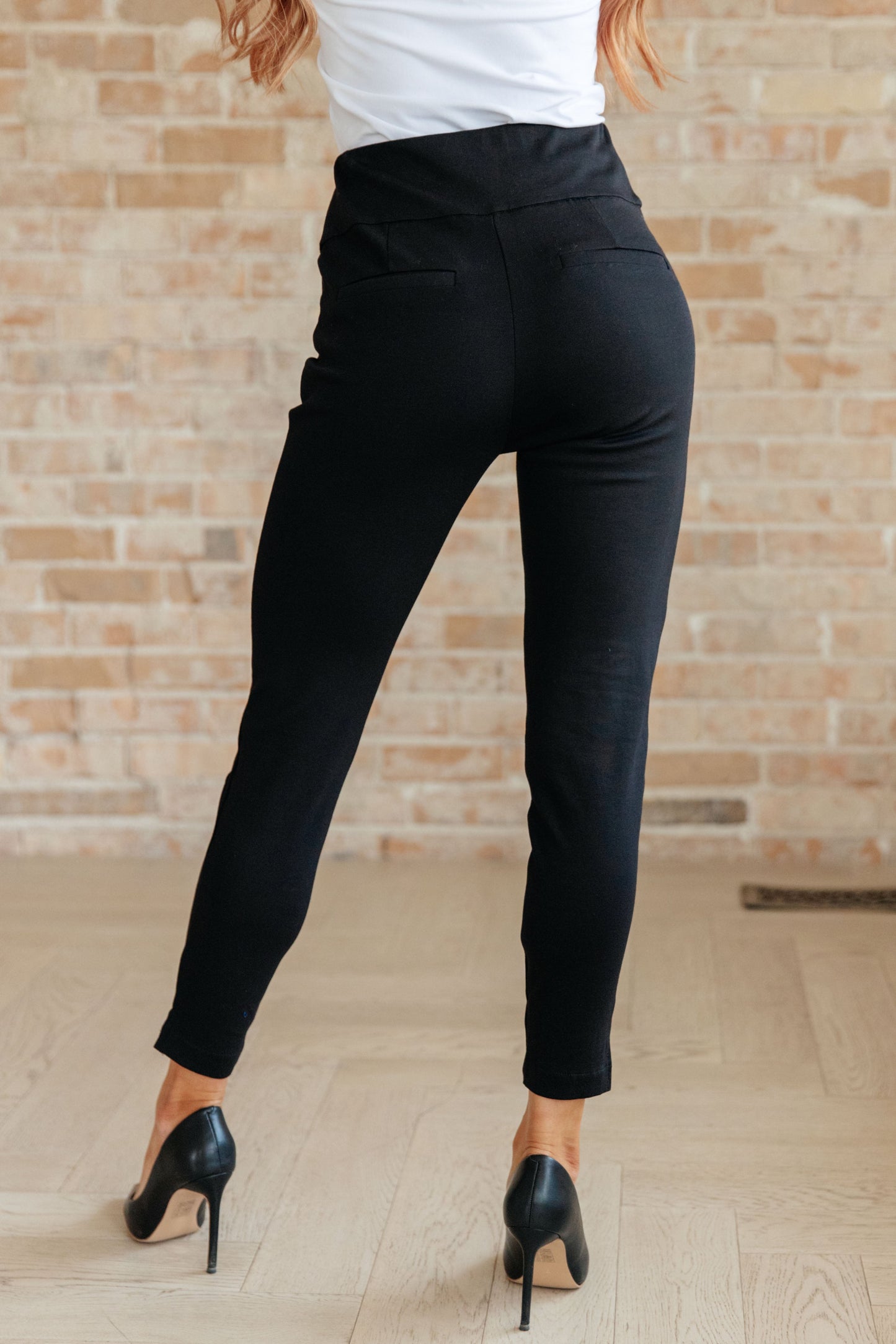 Just Like Magic Ankle Crop Skinny Pants in Black