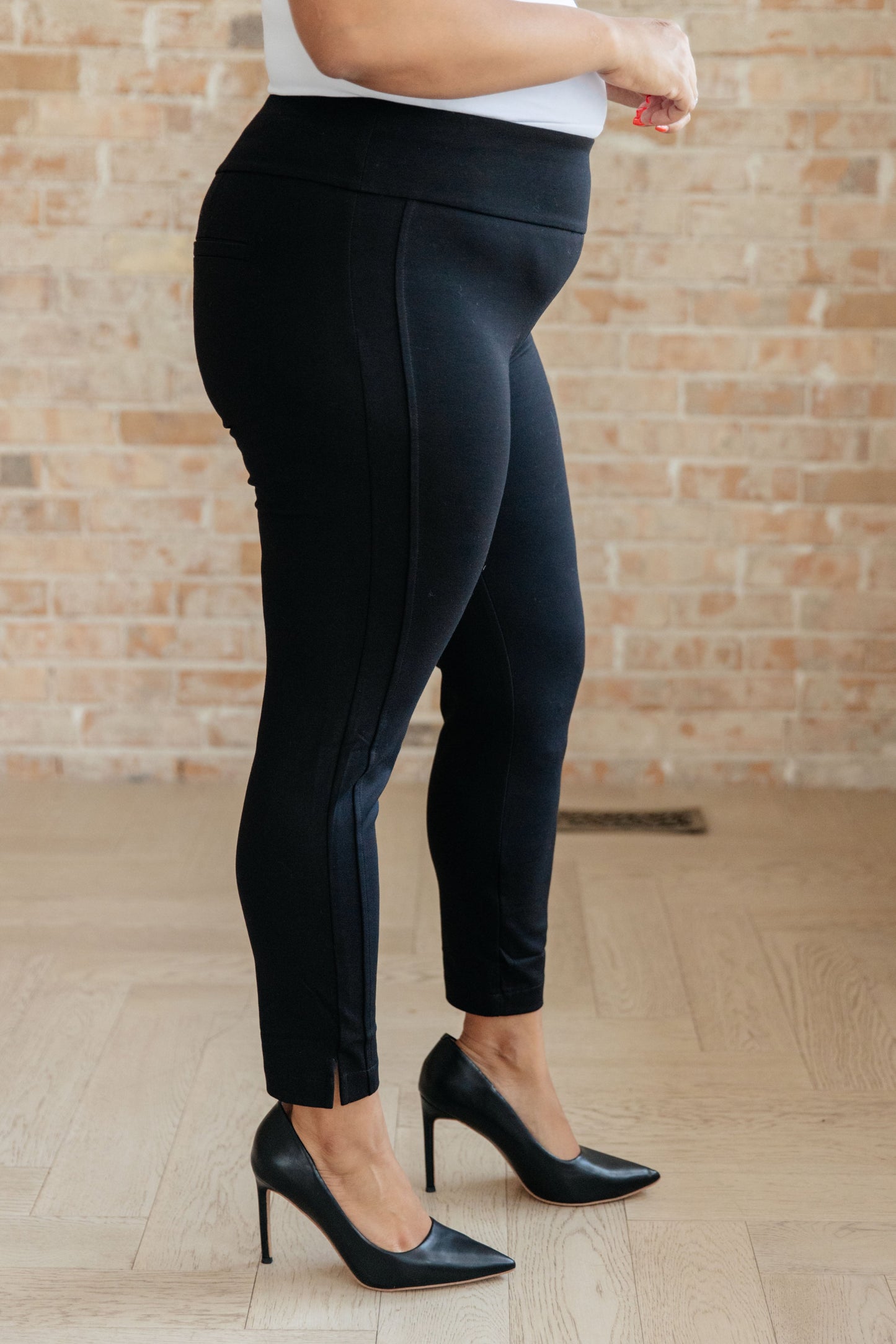 Just Like Magic Ankle Crop Skinny Pants in Black