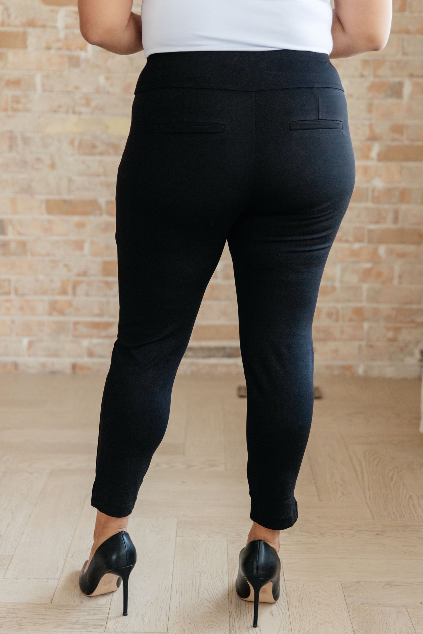 Just Like Magic Ankle Crop Skinny Pants in Black